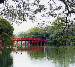 Bro ver floden i Hanoi